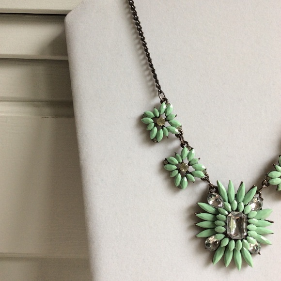 Statement Necklace w/Mint Green Flowers & Stones. - Picture 5 of 8